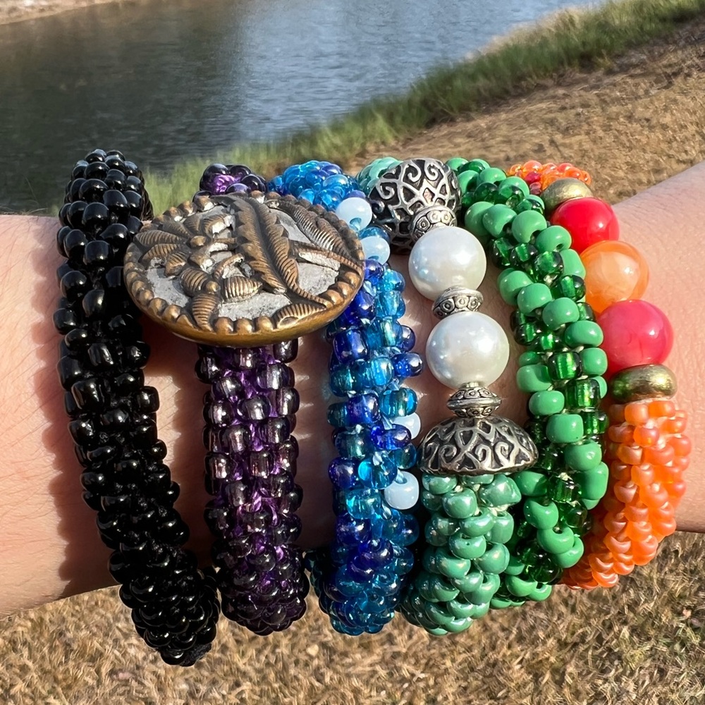 6 Stackable Vintage Stretchy Beaded Bracelets Blu… - image 5